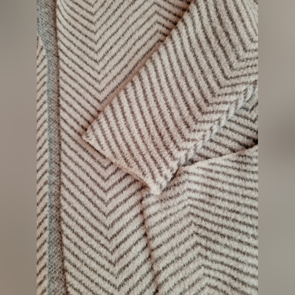 Long Herringbone Sweater Size XS - Picture 4 of 5